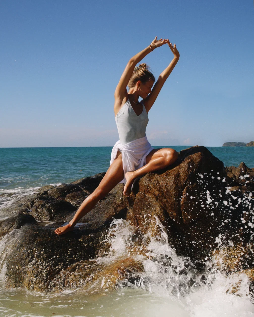 Kristine ved vandet i yoga pose